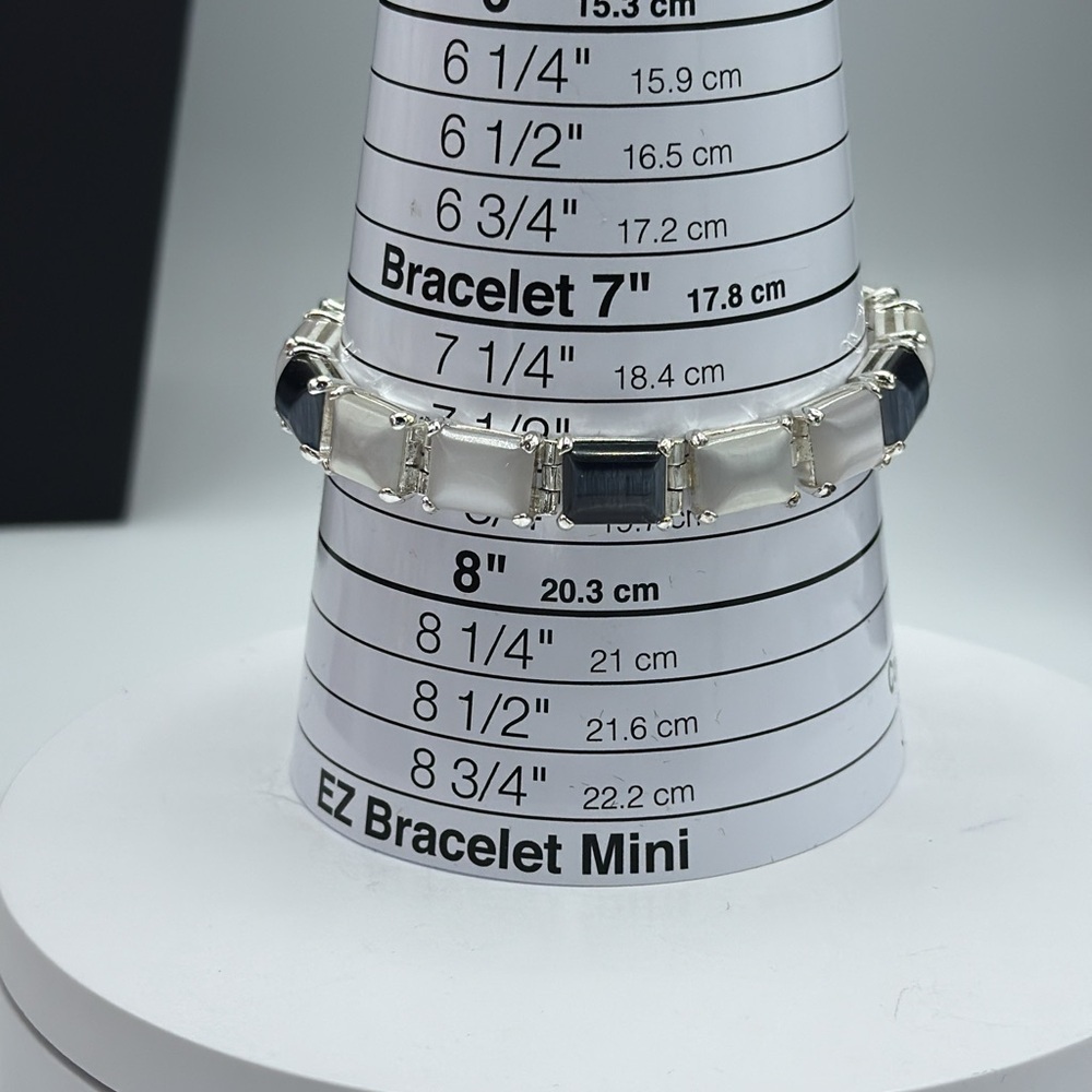 Monet thermoset black and white bracelet size 7.5. Vintage.​ - Picture 6 of 6